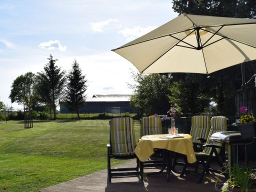 Terrasse im eingezäunten Garten